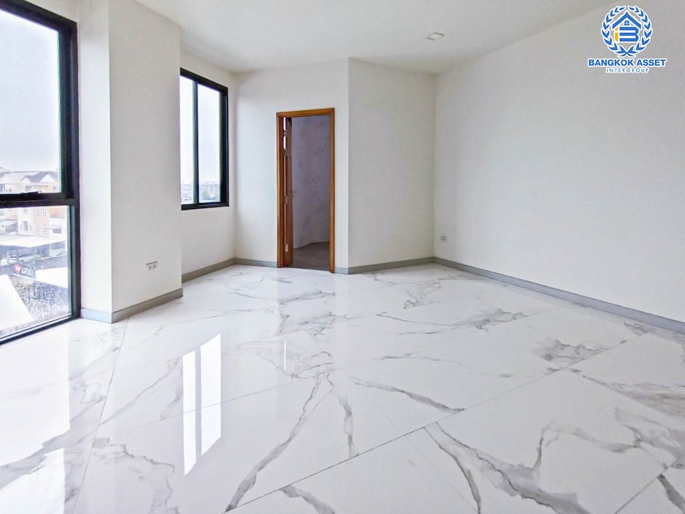 *****อาคารพาณิชย์มือหนึ่งสูง 4 ชั้น ซอยลาดพร้าว87 ลาดพร้าว หลังมุม เนื้อที่กว้าง 58.10 ตร.ว. พร้อมฟังก์ชัน 2 ห้องนอน 5 ห้องน้ำ 2 ที่จอดรถ บ้านสวยตกแต่งครบ อยู่ในย่านที่เหมาะสำหรับทำธุรกิจ ตั้งบนทำเลดี ใกล้รถไฟฟ้าสายสีเหลือง "สถานีลาดพร้าว83" และใกล้จุดขึ้นทางด่วน "รามอินทรา-อาจณรงค์"