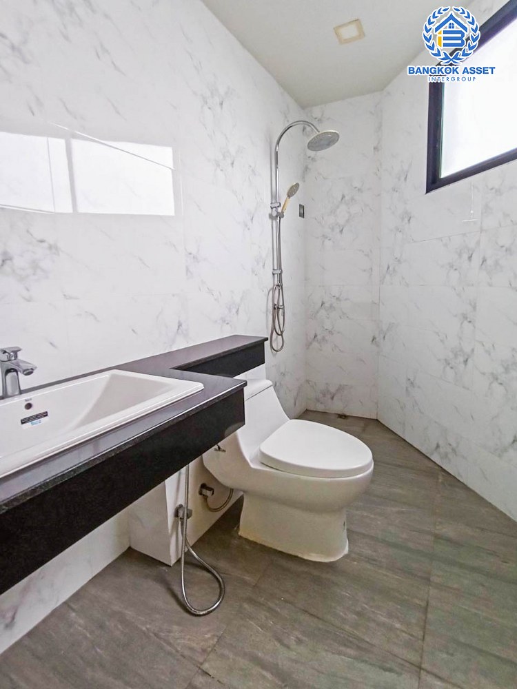 *****อาคารพาณิชย์มือหนึ่งสูง 4 ชั้น ซอยลาดพร้าว87 ลาดพร้าว หลังมุม เนื้อที่กว้าง 58.10 ตร.ว. พร้อมฟังก์ชัน 2 ห้องนอน 5 ห้องน้ำ 2 ที่จอดรถ บ้านสวยตกแต่งครบ อยู่ในย่านที่เหมาะสำหรับทำธุรกิจ ตั้งบนทำเลดี ใกล้รถไฟฟ้าสายสีเหลือง "สถานีลาดพร้าว83" และใกล้จุดขึ้นทางด่วน "รามอินทรา-อาจณรงค์"