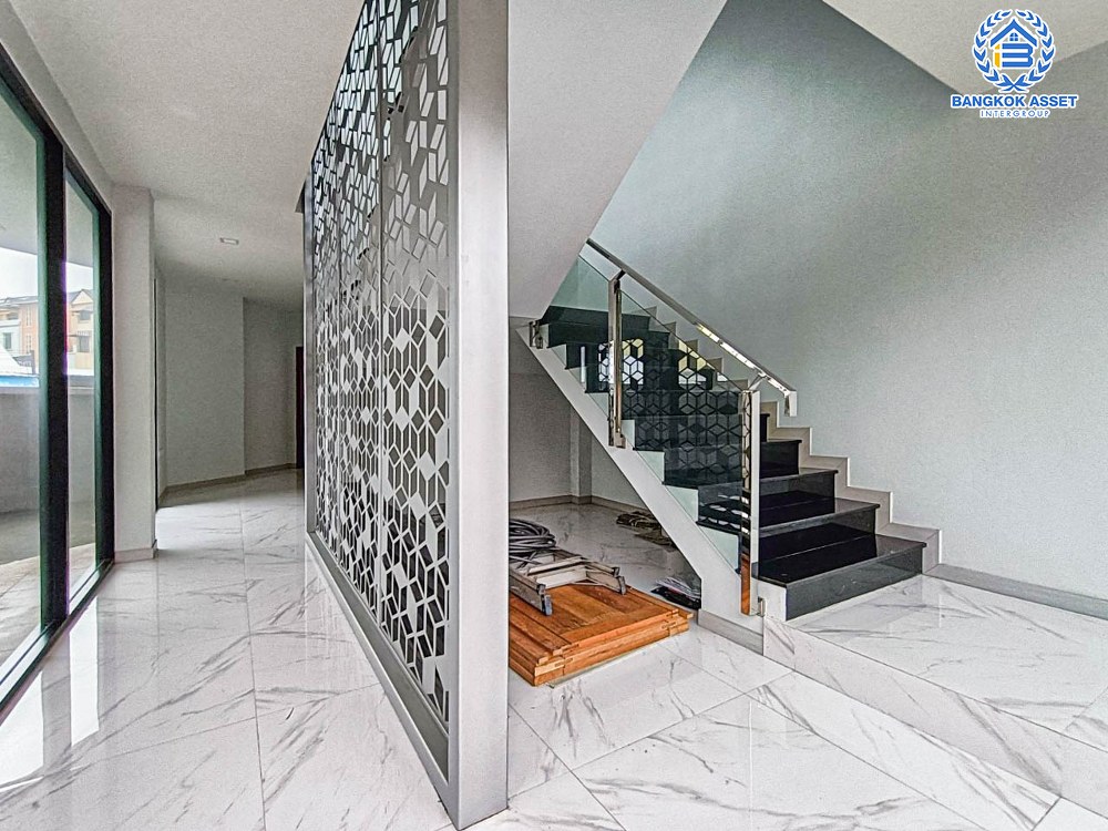 *****อาคารพาณิชย์มือหนึ่งสูง 4 ชั้น ซอยลาดพร้าว87 ลาดพร้าว หลังมุม เนื้อที่กว้าง 58.10 ตร.ว. พร้อมฟังก์ชัน 2 ห้องนอน 5 ห้องน้ำ 2 ที่จอดรถ บ้านสวยตกแต่งครบ อยู่ในย่านที่เหมาะสำหรับทำธุรกิจ ตั้งบนทำเลดี ใกล้รถไฟฟ้าสายสีเหลือง "สถานีลาดพร้าว83" และใกล้จุดขึ้นทางด่วน "รามอินทรา-อาจณรงค์"