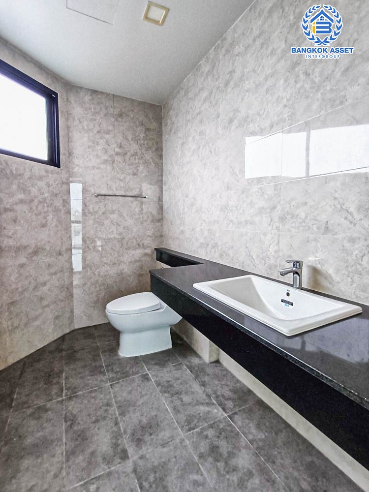 *****อาคารพาณิชย์มือหนึ่งสูง 4 ชั้น ซอยลาดพร้าว87 ลาดพร้าว หลังมุม เนื้อที่กว้าง 58.10 ตร.ว. พร้อมฟังก์ชัน 2 ห้องนอน 5 ห้องน้ำ 2 ที่จอดรถ บ้านสวยตกแต่งครบ อยู่ในย่านที่เหมาะสำหรับทำธุรกิจ ตั้งบนทำเลดี ใกล้รถไฟฟ้าสายสีเหลือง "สถานีลาดพร้าว83" และใกล้จุดขึ้นทางด่วน "รามอินทรา-อาจณรงค์"