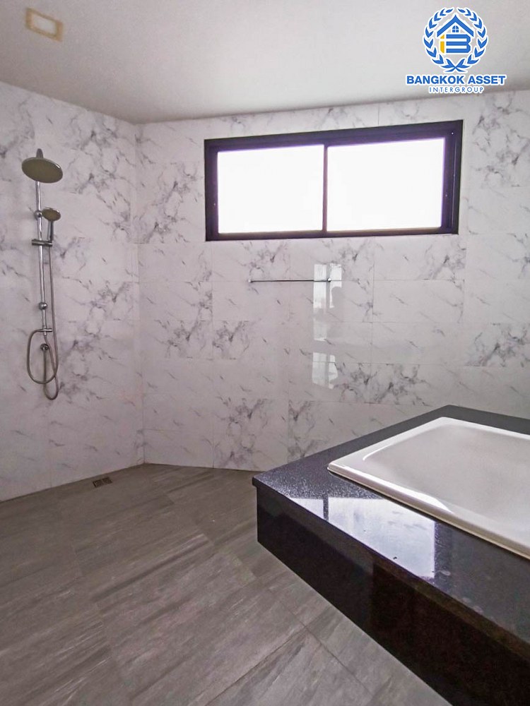 *****อาคารพาณิชย์มือหนึ่งสูง 4 ชั้น ซอยลาดพร้าว87 ลาดพร้าว หลังมุม เนื้อที่กว้าง 58.10 ตร.ว. พร้อมฟังก์ชัน 2 ห้องนอน 5 ห้องน้ำ 2 ที่จอดรถ บ้านสวยตกแต่งครบ อยู่ในย่านที่เหมาะสำหรับทำธุรกิจ ตั้งบนทำเลดี ใกล้รถไฟฟ้าสายสีเหลือง "สถานีลาดพร้าว83" และใกล้จุดขึ้นทางด่วน "รามอินทรา-อาจณรงค์"