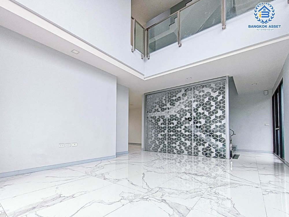 *****อาคารพาณิชย์มือหนึ่งสูง 4 ชั้น ซอยลาดพร้าว87 ลาดพร้าว หลังมุม เนื้อที่กว้าง 58.10 ตร.ว. พร้อมฟังก์ชัน 2 ห้องนอน 5 ห้องน้ำ 2 ที่จอดรถ บ้านสวยตกแต่งครบ อยู่ในย่านที่เหมาะสำหรับทำธุรกิจ ตั้งบนทำเลดี ใกล้รถไฟฟ้าสายสีเหลือง "สถานีลาดพร้าว83" และใกล้จุดขึ้นทางด่วน "รามอินทรา-อาจณรงค์"