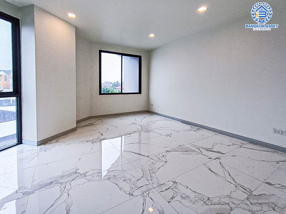 *****อาคารพาณิชย์มือหนึ่งสูง 4 ชั้น ซอยลาดพร้าว87 ลาดพร้าว หลังมุม เนื้อที่กว้าง 58.10 ตร.ว. พร้อมฟังก์ชัน 2 ห้องนอน 5 ห้องน้ำ 2 ที่จอดรถ บ้านสวยตกแต่งครบ อยู่ในย่านที่เหมาะสำหรับทำธุรกิจ ตั้งบนทำเลดี ใกล้รถไฟฟ้าสายสีเหลือง "สถานีลาดพร้าว83" และใกล้จุดขึ้นทางด่วน "รามอินทรา-อาจณรงค์"