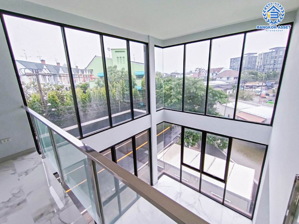 *****อาคารพาณิชย์มือหนึ่งสูง 4 ชั้น ซอยลาดพร้าว87 ลาดพร้าว หลังมุม เนื้อที่กว้าง 58.10 ตร.ว. พร้อมฟังก์ชัน 2 ห้องนอน 5 ห้องน้ำ 2 ที่จอดรถ บ้านสวยตกแต่งครบ อยู่ในย่านที่เหมาะสำหรับทำธุรกิจ ตั้งบนทำเลดี ใกล้รถไฟฟ้าสายสีเหลือง "สถานีลาดพร้าว83" และใกล้จุดขึ้นทางด่วน "รามอินทรา-อาจณรงค์"