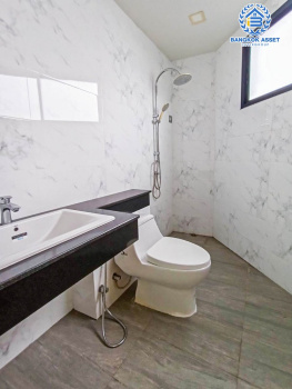 *****อาคารพาณิชย์มือหนึ่งสูง 4 ชั้น ซอยลาดพร้าว87 ลาดพร้าว หลังมุม เนื้อที่กว้าง 58.10 ตร.ว. พร้อมฟังก์ชัน 2 ห้องนอน 5 ห้องน้ำ 2 ที่จอดรถ บ้านสวยตกแต่งครบ อยู่ในย่านที่เหมาะสำหรับทำธุรกิจ ตั้งบนทำเลดี ใกล้รถไฟฟ้าสายสีเหลือง "สถานีลาดพร้าว83" และใกล้จุดขึ้นทางด่วน "รามอินทรา-อาจณรงค์"