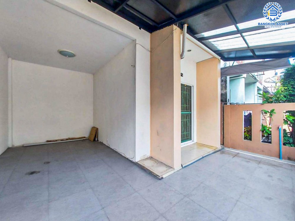 ทาวน์เฮ้าส์มือสอง นนทบุรี โครงการ ไลโอ วงแหวน-ปิ่นเกล้า บนเนื้อที่ 17.1 ตร.ว. ฟังก์ชัน 3 ห้องนอน 2 ห้องน้ำ 1 ที่จอดรถ ต่อเติมครบ พร้อมเข้าอยู่ ในราคาสุดคุ้ม! แถมฟรี! เครื่องปรับอากาศ, เครื่องทำน้ำอุ่น บนทำเลดี เชื่อมต่อถนนกาญจนาภิเษก, ถนนรัตนาธิเบศร์ และถนนราชพฤกษ์