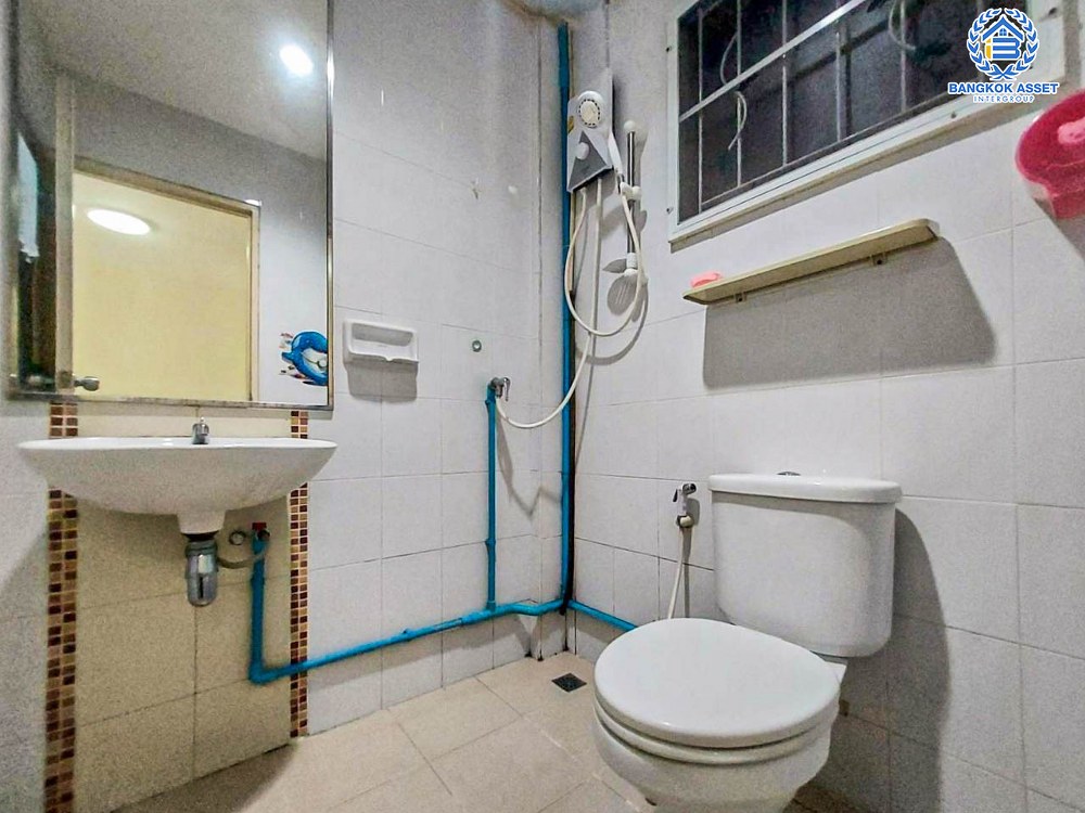 ทาวน์เฮ้าส์มือสอง นนทบุรี โครงการ ไลโอ วงแหวน-ปิ่นเกล้า บนเนื้อที่ 17.1 ตร.ว. ฟังก์ชัน 3 ห้องนอน 2 ห้องน้ำ 1 ที่จอดรถ ต่อเติมครบ พร้อมเข้าอยู่ ในราคาสุดคุ้ม! แถมฟรี! เครื่องปรับอากาศ, เครื่องทำน้ำอุ่น บนทำเลดี เชื่อมต่อถนนกาญจนาภิเษก, ถนนรัตนาธิเบศร์ และถนนราชพฤกษ์