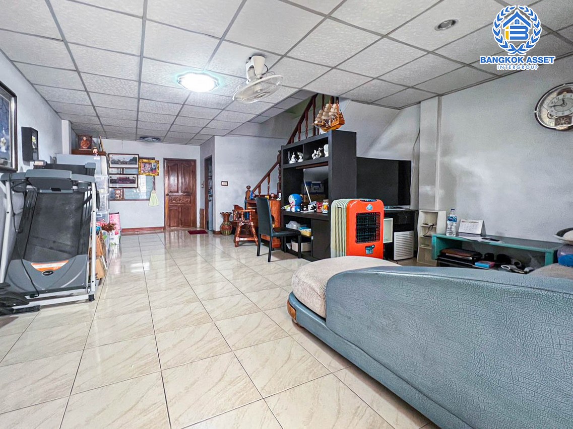 *****ทาวน์เฮ้าส์มือสองนนทบุรี หมู่บ้าน เจ้าพระยา รัตนาธิเบศร์ เนื้อที่ 19.4 ตร.ว. ฟังก์ชัน 3 ห้องนอน 2 ห้องน้ำ 1 ที่จอดรถ แถมฟรี! 2 เครื่องปรับอากาศ บนทำเลเยี่ยม เชื่อมต่อหลายเส้นทาง เพียง 6 นาทีถึงรถไฟฟ้าสายสีม่วง "สถานีบางพลู" ใกล้จุดขึ้นทางด่วน "ศรีรัช"