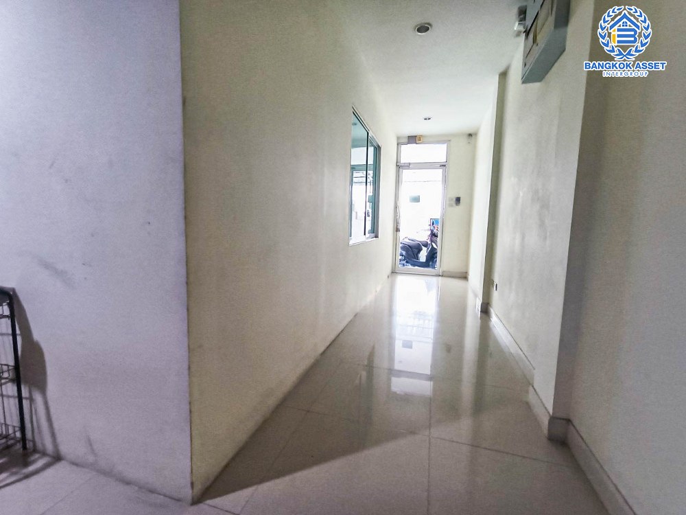 *****ทาวน์เฮ้าส์ 3 ชั้นมือสอง สิรีนพาร์ค2 วงศ์สว่าง เนื้อที่กว้าง 18.80 ตร.ว. ฟังก์ชัน 5 ห้องนอน 5 ห้องน้ำ ภายในสภาพดี ฟรี! แอร์ ตั้งบนทำเลชุมชน เดินทางสะดวกสบาย เชื่อมต่อถนนวงศ์สว่าง, ถนนวงศ์สว่าง, ถนนพิบูลสงคราม, ถนนกรุงเทพ-นนทบุรี ใกล้รถไฟฟ้าสายสีม่วง "สถานีวงศ์สว่าง" และทางด่วน "ศรีรัช" จองเลย!