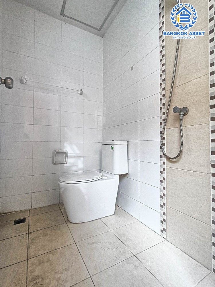 *****ทาวน์เฮ้าส์ 3 ชั้นมือสอง สิรีนพาร์ค2 วงศ์สว่าง เนื้อที่กว้าง 18.80 ตร.ว. ฟังก์ชัน 5 ห้องนอน 5 ห้องน้ำ ภายในสภาพดี ฟรี! แอร์ ตั้งบนทำเลชุมชน เดินทางสะดวกสบาย เชื่อมต่อถนนวงศ์สว่าง, ถนนวงศ์สว่าง, ถนนพิบูลสงคราม, ถนนกรุงเทพ-นนทบุรี ใกล้รถไฟฟ้าสายสีม่วง "สถานีวงศ์สว่าง" และทางด่วน "ศรีรัช" จองเลย!