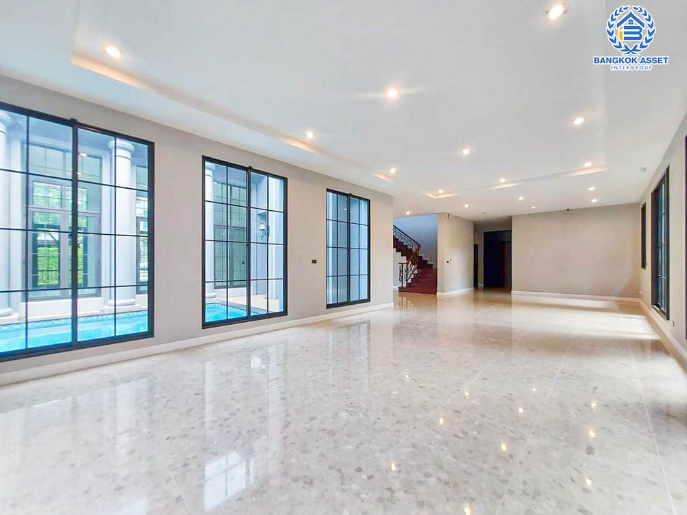 *****บ้านเดี่ยวมือสอง โครงการ เดอะแกรนด์ ปิ่นเกล้า หลังมุม! ดีไซน์หรูติดถนนบรมราชชนนี พร้อมสระว่ายน้ำส่วนตัว เนื้อที่กว้างเกือบ 226 ตร.ว. ฟังก์ชัน 4 ห้องนอน 5 ห้องน้ำ 3 ที่จอดรถ สิ่งอำนวยความสะดวกครบครัน บนทำเลเดินทางสะดวก เชื่อมต่อถนนวงแหวนกาญจนาภิเษก และทางคู่ขนานลอยฟ้าบรมราชชนนี