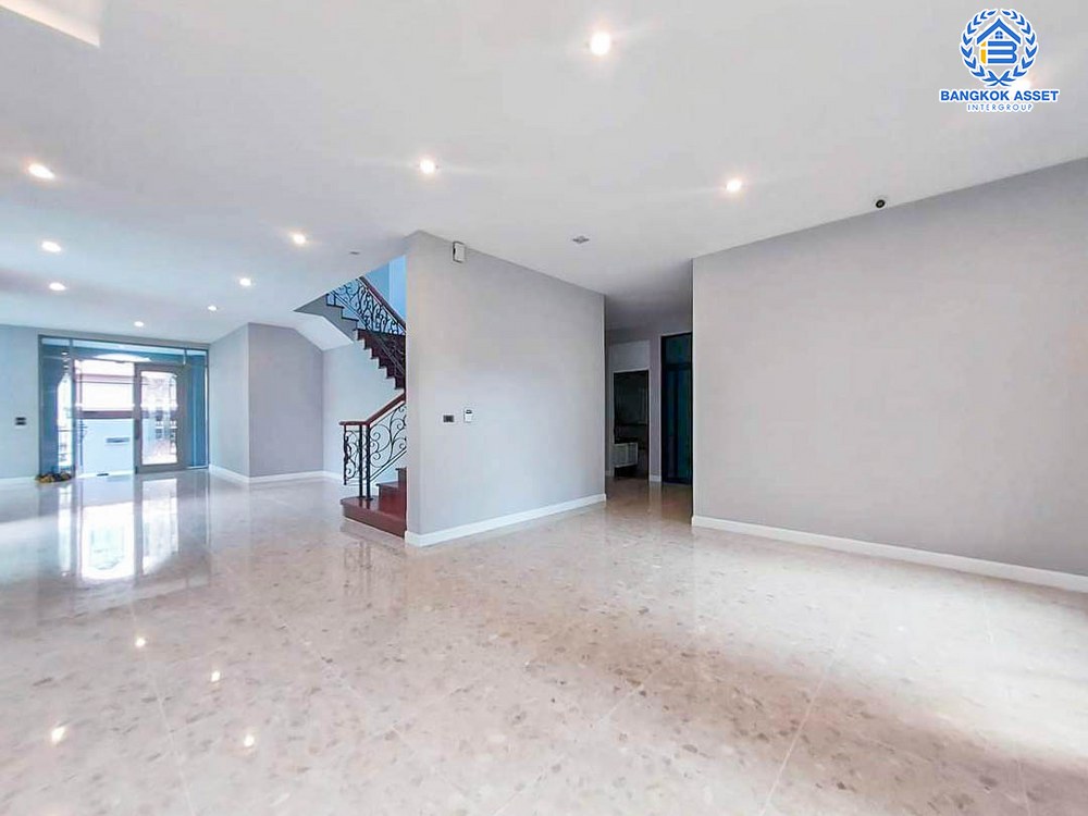 *****บ้านเดี่ยวมือสอง โครงการ เดอะแกรนด์ ปิ่นเกล้า หลังมุม! ดีไซน์หรูติดถนนบรมราชชนนี พร้อมสระว่ายน้ำส่วนตัว เนื้อที่กว้างเกือบ 226 ตร.ว. ฟังก์ชัน 4 ห้องนอน 5 ห้องน้ำ 3 ที่จอดรถ สิ่งอำนวยความสะดวกครบครัน บนทำเลเดินทางสะดวก เชื่อมต่อถนนวงแหวนกาญจนาภิเษก และทางคู่ขนานลอยฟ้าบรมราชชนนี