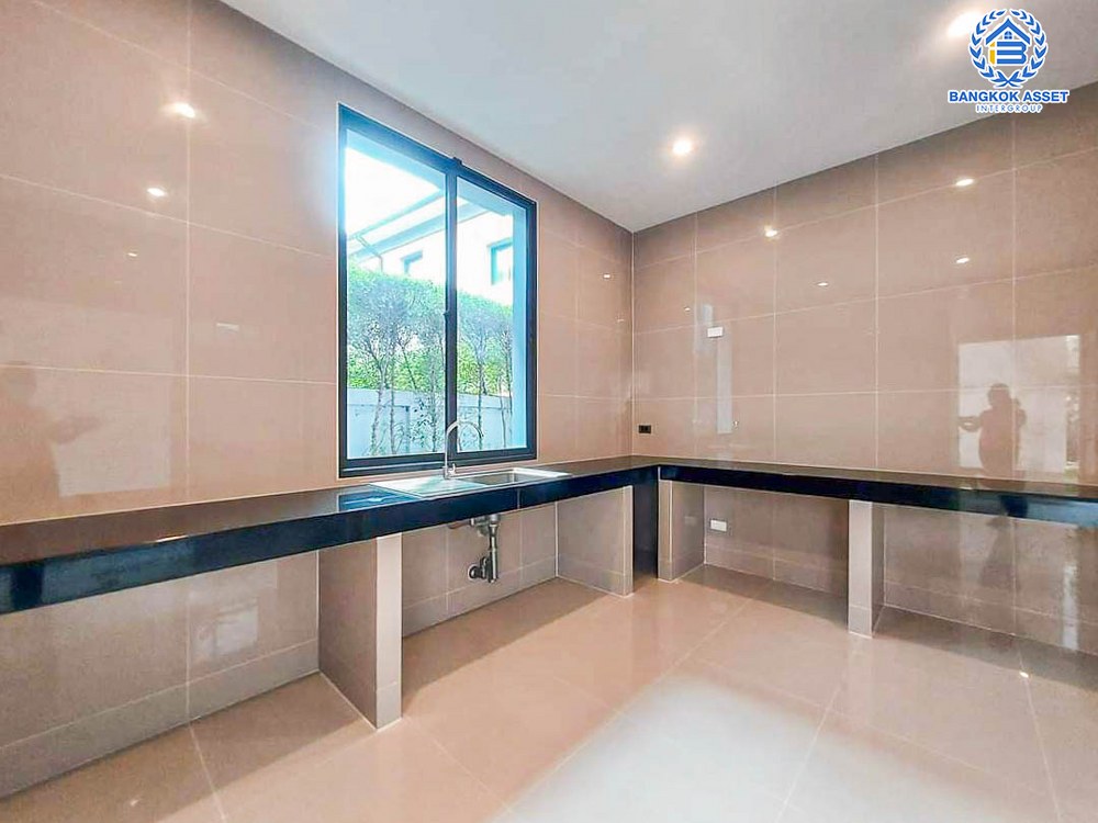 *****บ้านเดี่ยวมือสอง โครงการ เดอะแกรนด์ ปิ่นเกล้า หลังมุม! ดีไซน์หรูติดถนนบรมราชชนนี พร้อมสระว่ายน้ำส่วนตัว เนื้อที่กว้างเกือบ 226 ตร.ว. ฟังก์ชัน 4 ห้องนอน 5 ห้องน้ำ 3 ที่จอดรถ สิ่งอำนวยความสะดวกครบครัน บนทำเลเดินทางสะดวก เชื่อมต่อถนนวงแหวนกาญจนาภิเษก และทางคู่ขนานลอยฟ้าบรมราชชนนี