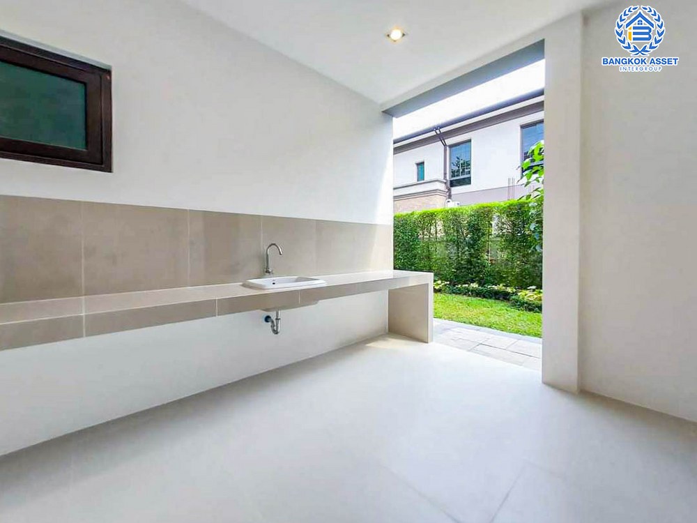 *****บ้านเดี่ยวมือสอง โครงการ เดอะแกรนด์ ปิ่นเกล้า หลังมุม! ดีไซน์หรูติดถนนบรมราชชนนี พร้อมสระว่ายน้ำส่วนตัว เนื้อที่กว้างเกือบ 226 ตร.ว. ฟังก์ชัน 4 ห้องนอน 5 ห้องน้ำ 3 ที่จอดรถ สิ่งอำนวยความสะดวกครบครัน บนทำเลเดินทางสะดวก เชื่อมต่อถนนวงแหวนกาญจนาภิเษก และทางคู่ขนานลอยฟ้าบรมราชชนนี