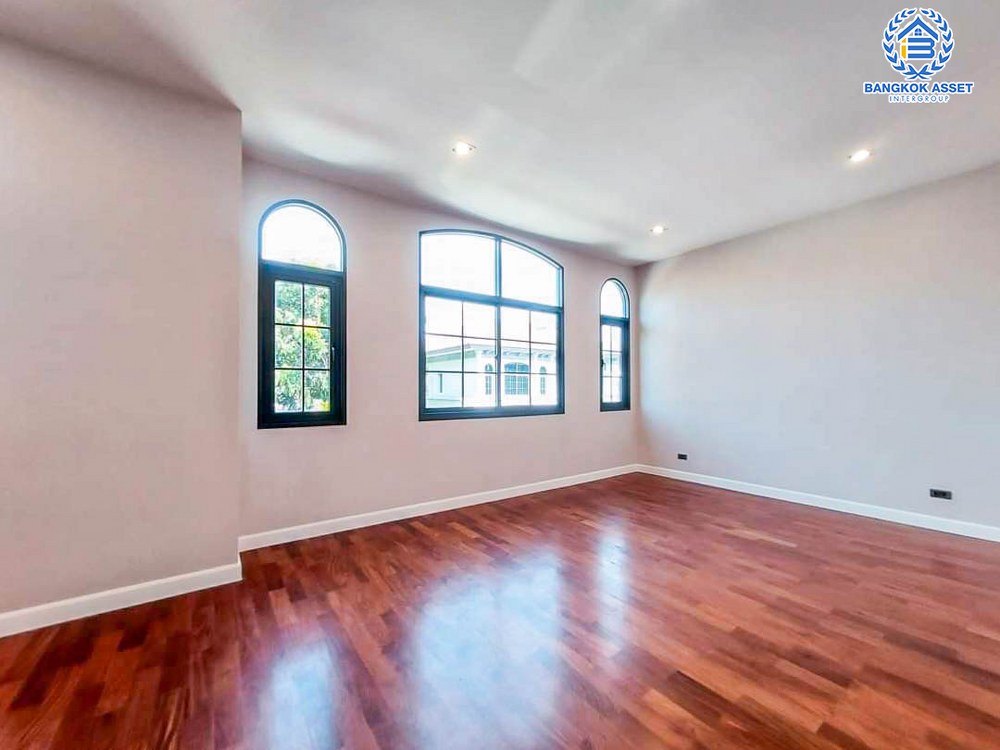 *****บ้านเดี่ยวมือสอง โครงการ เดอะแกรนด์ ปิ่นเกล้า หลังมุม! ดีไซน์หรูติดถนนบรมราชชนนี พร้อมสระว่ายน้ำส่วนตัว เนื้อที่กว้างเกือบ 226 ตร.ว. ฟังก์ชัน 4 ห้องนอน 5 ห้องน้ำ 3 ที่จอดรถ สิ่งอำนวยความสะดวกครบครัน บนทำเลเดินทางสะดวก เชื่อมต่อถนนวงแหวนกาญจนาภิเษก และทางคู่ขนานลอยฟ้าบรมราชชนนี