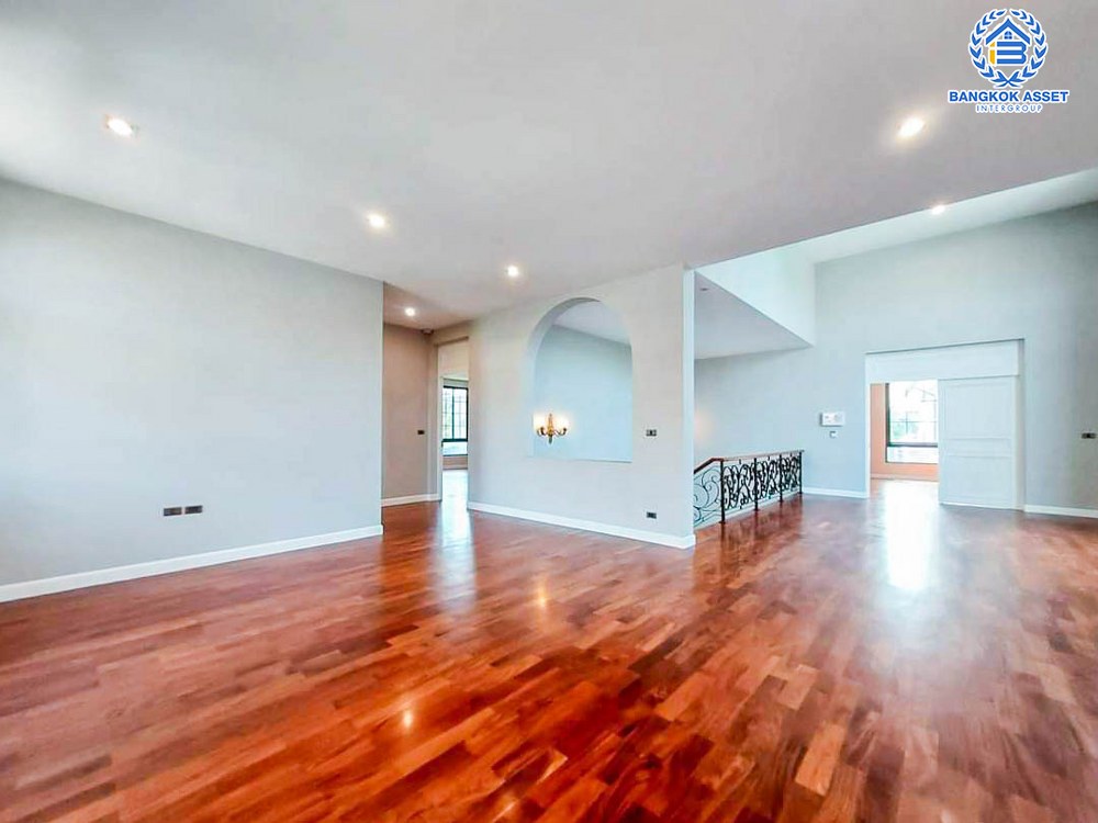 *****บ้านเดี่ยวมือสอง โครงการ เดอะแกรนด์ ปิ่นเกล้า หลังมุม! ดีไซน์หรูติดถนนบรมราชชนนี พร้อมสระว่ายน้ำส่วนตัว เนื้อที่กว้างเกือบ 226 ตร.ว. ฟังก์ชัน 4 ห้องนอน 5 ห้องน้ำ 3 ที่จอดรถ สิ่งอำนวยความสะดวกครบครัน บนทำเลเดินทางสะดวก เชื่อมต่อถนนวงแหวนกาญจนาภิเษก และทางคู่ขนานลอยฟ้าบรมราชชนนี