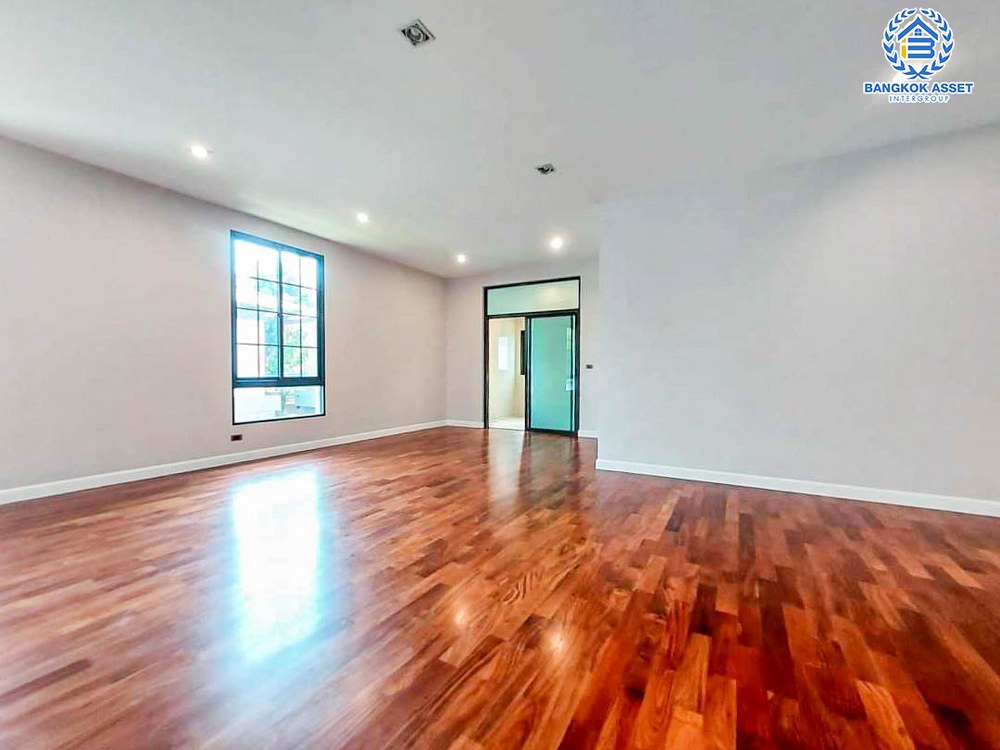 *****บ้านเดี่ยวมือสอง โครงการ เดอะแกรนด์ ปิ่นเกล้า หลังมุม! ดีไซน์หรูติดถนนบรมราชชนนี พร้อมสระว่ายน้ำส่วนตัว เนื้อที่กว้างเกือบ 226 ตร.ว. ฟังก์ชัน 4 ห้องนอน 5 ห้องน้ำ 3 ที่จอดรถ สิ่งอำนวยความสะดวกครบครัน บนทำเลเดินทางสะดวก เชื่อมต่อถนนวงแหวนกาญจนาภิเษก และทางคู่ขนานลอยฟ้าบรมราชชนนี