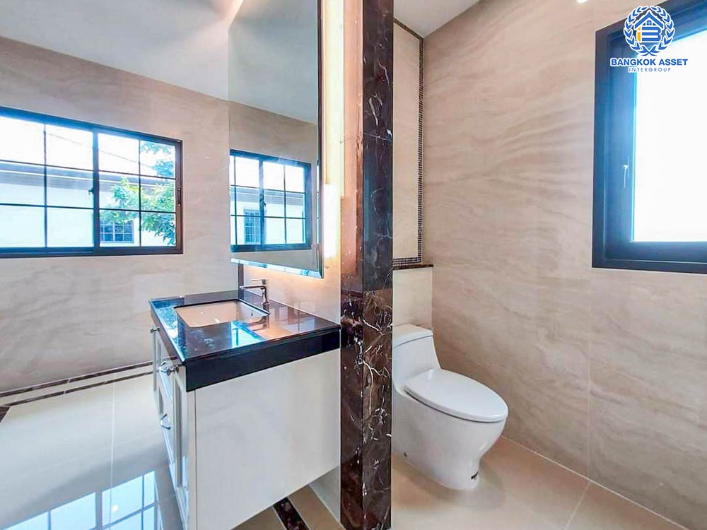 *****บ้านเดี่ยวมือสอง โครงการ เดอะแกรนด์ ปิ่นเกล้า หลังมุม! ดีไซน์หรูติดถนนบรมราชชนนี พร้อมสระว่ายน้ำส่วนตัว เนื้อที่กว้างเกือบ 226 ตร.ว. ฟังก์ชัน 4 ห้องนอน 5 ห้องน้ำ 3 ที่จอดรถ สิ่งอำนวยความสะดวกครบครัน บนทำเลเดินทางสะดวก เชื่อมต่อถนนวงแหวนกาญจนาภิเษก และทางคู่ขนานลอยฟ้าบรมราชชนนี