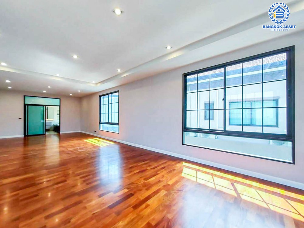 *****บ้านเดี่ยวมือสอง โครงการ เดอะแกรนด์ ปิ่นเกล้า หลังมุม! ดีไซน์หรูติดถนนบรมราชชนนี พร้อมสระว่ายน้ำส่วนตัว เนื้อที่กว้างเกือบ 226 ตร.ว. ฟังก์ชัน 4 ห้องนอน 5 ห้องน้ำ 3 ที่จอดรถ สิ่งอำนวยความสะดวกครบครัน บนทำเลเดินทางสะดวก เชื่อมต่อถนนวงแหวนกาญจนาภิเษก และทางคู่ขนานลอยฟ้าบรมราชชนนี