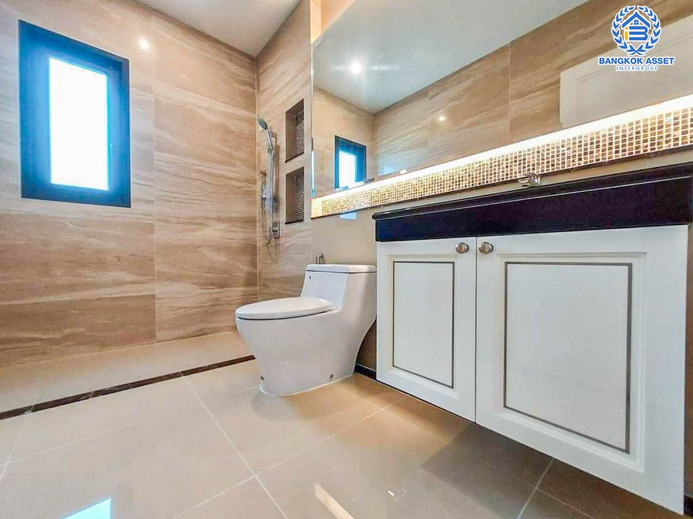 *****บ้านเดี่ยวมือสอง โครงการ เดอะแกรนด์ ปิ่นเกล้า หลังมุม! ดีไซน์หรูติดถนนบรมราชชนนี พร้อมสระว่ายน้ำส่วนตัว เนื้อที่กว้างเกือบ 226 ตร.ว. ฟังก์ชัน 4 ห้องนอน 5 ห้องน้ำ 3 ที่จอดรถ สิ่งอำนวยความสะดวกครบครัน บนทำเลเดินทางสะดวก เชื่อมต่อถนนวงแหวนกาญจนาภิเษก และทางคู่ขนานลอยฟ้าบรมราชชนนี