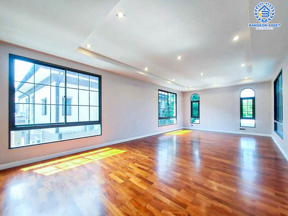 *****บ้านเดี่ยวมือสอง โครงการ เดอะแกรนด์ ปิ่นเกล้า หลังมุม! ดีไซน์หรูติดถนนบรมราชชนนี พร้อมสระว่ายน้ำส่วนตัว เนื้อที่กว้างเกือบ 226 ตร.ว. ฟังก์ชัน 4 ห้องนอน 5 ห้องน้ำ 3 ที่จอดรถ สิ่งอำนวยความสะดวกครบครัน บนทำเลเดินทางสะดวก เชื่อมต่อถนนวงแหวนกาญจนาภิเษก และทางคู่ขนานลอยฟ้าบรมราชชนนี