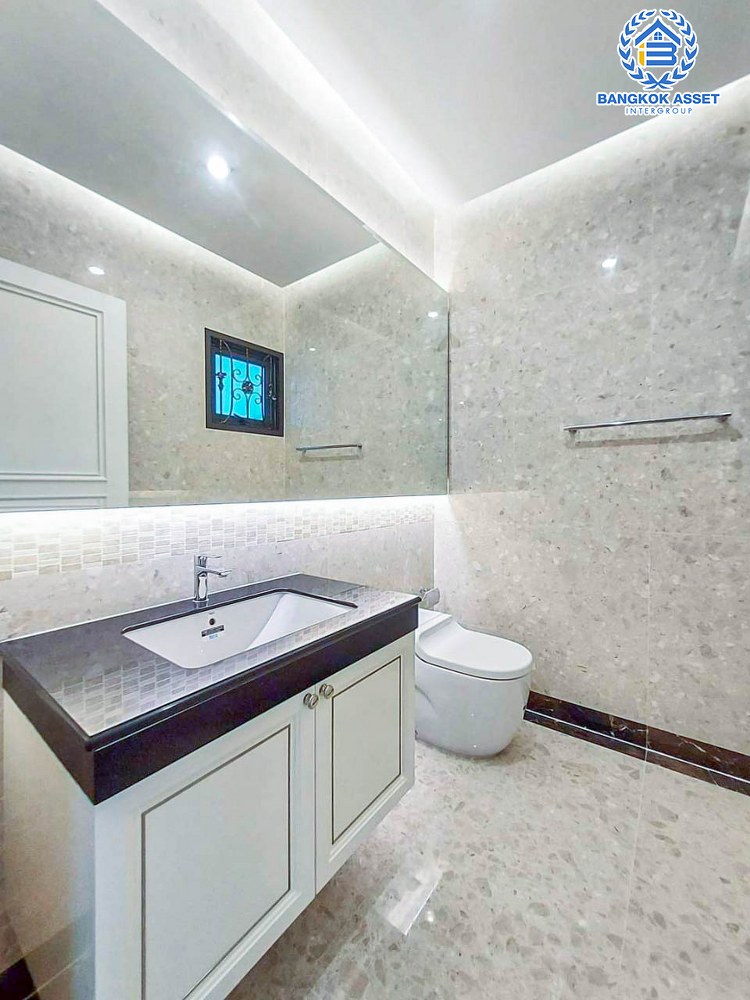 *****บ้านเดี่ยวมือสอง โครงการ เดอะแกรนด์ ปิ่นเกล้า หลังมุม! ดีไซน์หรูติดถนนบรมราชชนนี พร้อมสระว่ายน้ำส่วนตัว เนื้อที่กว้างเกือบ 226 ตร.ว. ฟังก์ชัน 4 ห้องนอน 5 ห้องน้ำ 3 ที่จอดรถ สิ่งอำนวยความสะดวกครบครัน บนทำเลเดินทางสะดวก เชื่อมต่อถนนวงแหวนกาญจนาภิเษก และทางคู่ขนานลอยฟ้าบรมราชชนนี