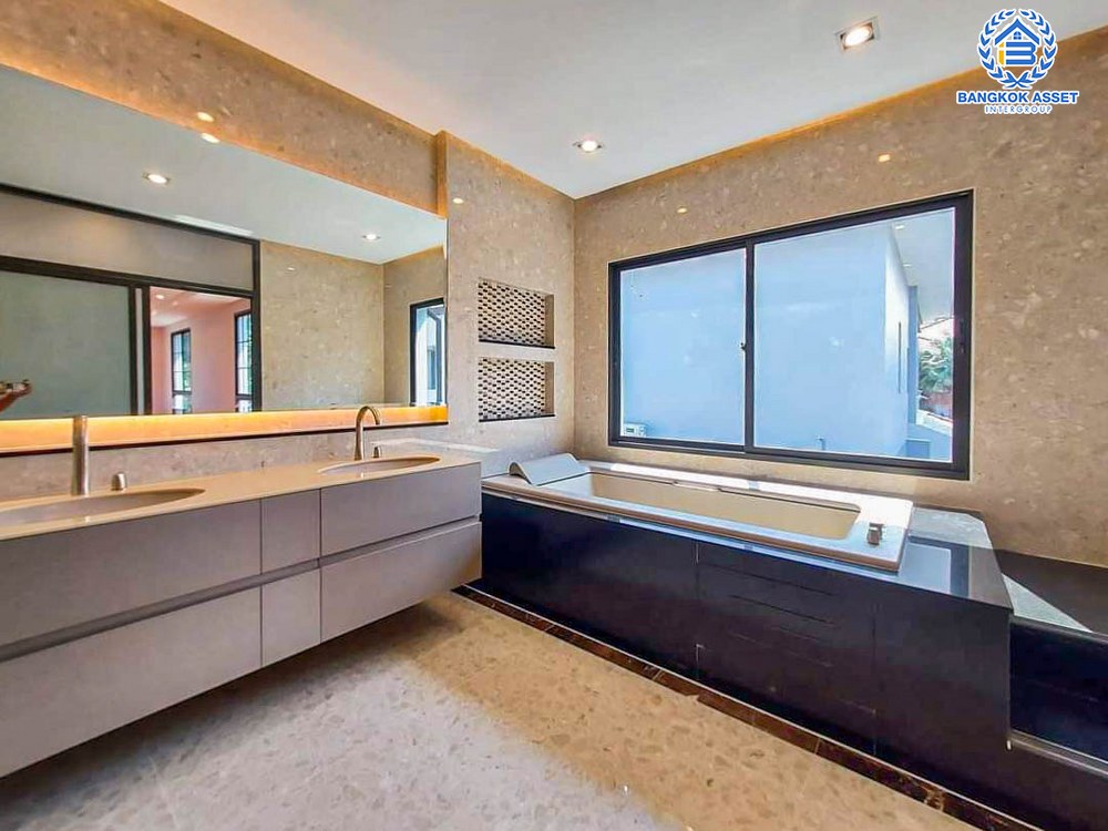 *****บ้านเดี่ยวมือสอง โครงการ เดอะแกรนด์ ปิ่นเกล้า หลังมุม! ดีไซน์หรูติดถนนบรมราชชนนี พร้อมสระว่ายน้ำส่วนตัว เนื้อที่กว้างเกือบ 226 ตร.ว. ฟังก์ชัน 4 ห้องนอน 5 ห้องน้ำ 3 ที่จอดรถ สิ่งอำนวยความสะดวกครบครัน บนทำเลเดินทางสะดวก เชื่อมต่อถนนวงแหวนกาญจนาภิเษก และทางคู่ขนานลอยฟ้าบรมราชชนนี