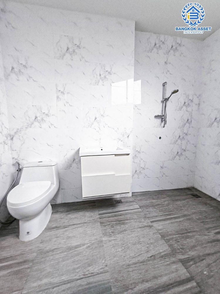 *****อาคารพาณิชย์มือหนึ่งสูง 4 ชั้น ซอยลาดพร้าว87 ลาดพร้าว หลังมุม! เนื้อที่ 37.10 ตร.ว. พร้อมฟังก์ชัน 2 ห้องนอน 5 ห้องน้ำ 2 ที่จอดรถ บ้านสวยตกแต่งครบ อยู่ในย่านที่เหมาะสำหรับทำธุรกิจ ตั้งบนทำเลดี ใกล้รถไฟฟ้าสายสีเหลือง "สถานีลาดพร้าว83" และใกล้จุดขึ้นทางด่วน "รามอินทรา-อาจณรงค์"