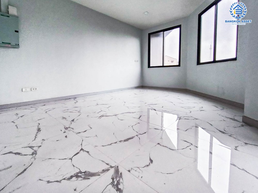 *****อาคารพาณิชย์มือหนึ่งสูง 4 ชั้น ซอยลาดพร้าว87 ลาดพร้าว หลังมุม! เนื้อที่ 37.10 ตร.ว. พร้อมฟังก์ชัน 2 ห้องนอน 5 ห้องน้ำ 2 ที่จอดรถ บ้านสวยตกแต่งครบ อยู่ในย่านที่เหมาะสำหรับทำธุรกิจ ตั้งบนทำเลดี ใกล้รถไฟฟ้าสายสีเหลือง "สถานีลาดพร้าว83" และใกล้จุดขึ้นทางด่วน "รามอินทรา-อาจณรงค์"