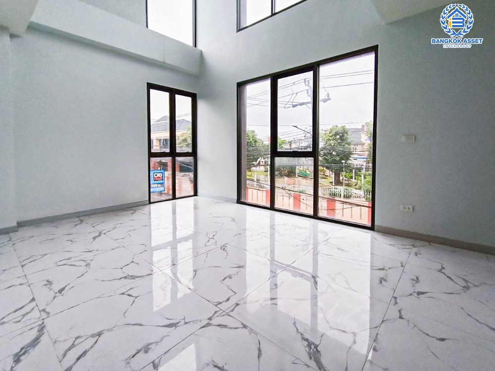 *****อาคารพาณิชย์มือหนึ่งสูง 4 ชั้น ซอยลาดพร้าว87 ลาดพร้าว หลังมุม! เนื้อที่ 37.10 ตร.ว. พร้อมฟังก์ชัน 2 ห้องนอน 5 ห้องน้ำ 2 ที่จอดรถ บ้านสวยตกแต่งครบ อยู่ในย่านที่เหมาะสำหรับทำธุรกิจ ตั้งบนทำเลดี ใกล้รถไฟฟ้าสายสีเหลือง "สถานีลาดพร้าว83" และใกล้จุดขึ้นทางด่วน "รามอินทรา-อาจณรงค์"