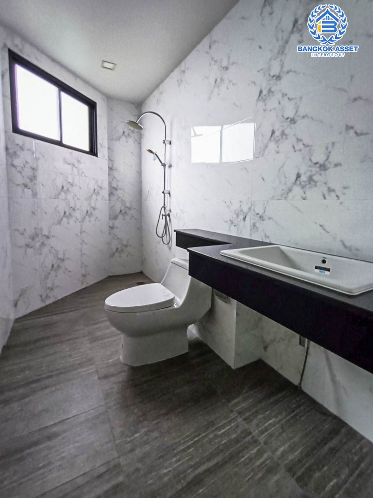 *****อาคารพาณิชย์มือหนึ่งสูง 4 ชั้น ซอยลาดพร้าว87 ลาดพร้าว หลังมุม! เนื้อที่ 37.10 ตร.ว. พร้อมฟังก์ชัน 2 ห้องนอน 5 ห้องน้ำ 2 ที่จอดรถ บ้านสวยตกแต่งครบ อยู่ในย่านที่เหมาะสำหรับทำธุรกิจ ตั้งบนทำเลดี ใกล้รถไฟฟ้าสายสีเหลือง "สถานีลาดพร้าว83" และใกล้จุดขึ้นทางด่วน "รามอินทรา-อาจณรงค์"