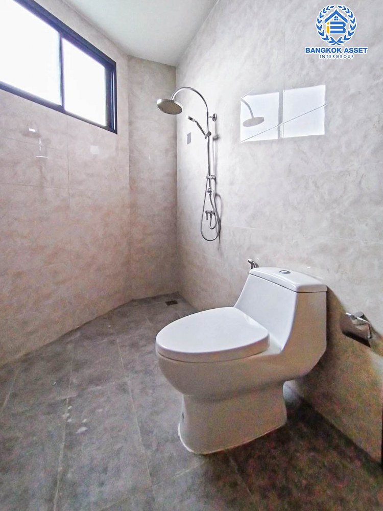 *****อาคารพาณิชย์มือหนึ่งสูง 4 ชั้น ซอยลาดพร้าว87 ลาดพร้าว หลังมุม! เนื้อที่ 37.10 ตร.ว. พร้อมฟังก์ชัน 2 ห้องนอน 5 ห้องน้ำ 2 ที่จอดรถ บ้านสวยตกแต่งครบ อยู่ในย่านที่เหมาะสำหรับทำธุรกิจ ตั้งบนทำเลดี ใกล้รถไฟฟ้าสายสีเหลือง "สถานีลาดพร้าว83" และใกล้จุดขึ้นทางด่วน "รามอินทรา-อาจณรงค์"