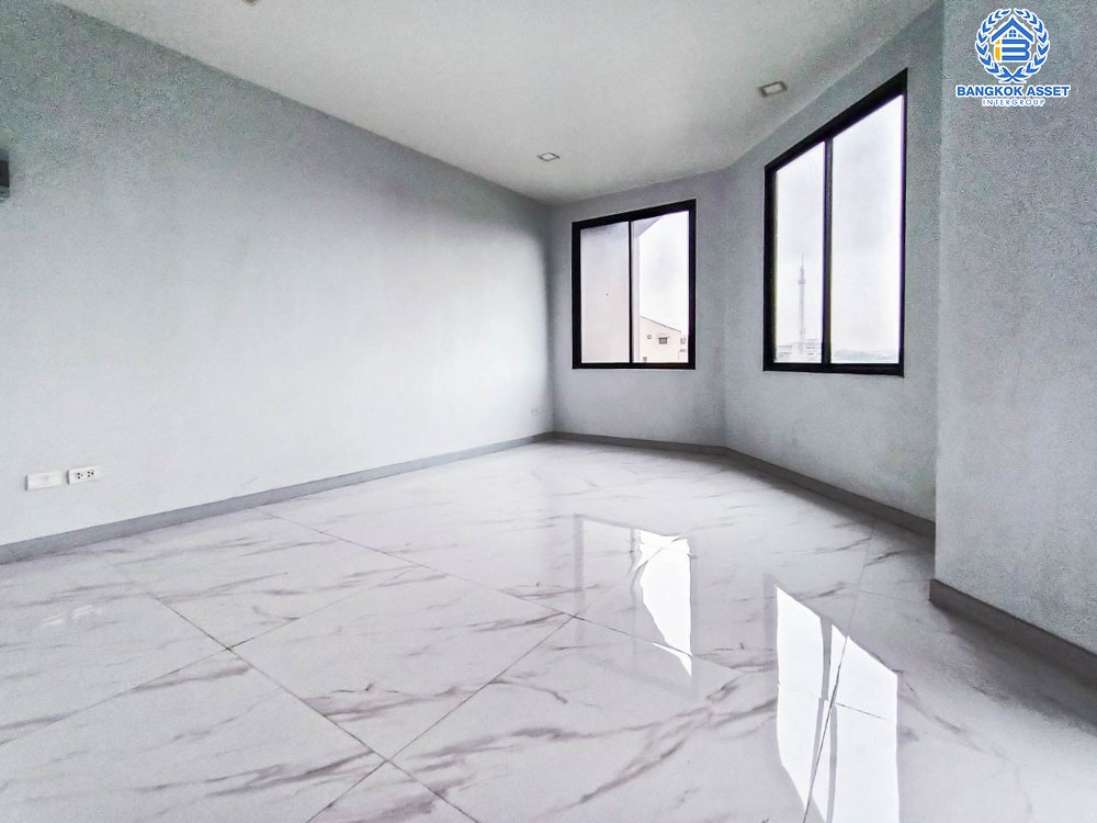 *****อาคารพาณิชย์มือหนึ่งสูง 4 ชั้น ซอยลาดพร้าว87 ลาดพร้าว หลังมุม! เนื้อที่ 37.10 ตร.ว. พร้อมฟังก์ชัน 2 ห้องนอน 5 ห้องน้ำ 2 ที่จอดรถ บ้านสวยตกแต่งครบ อยู่ในย่านที่เหมาะสำหรับทำธุรกิจ ตั้งบนทำเลดี ใกล้รถไฟฟ้าสายสีเหลือง "สถานีลาดพร้าว83" และใกล้จุดขึ้นทางด่วน "รามอินทรา-อาจณรงค์"