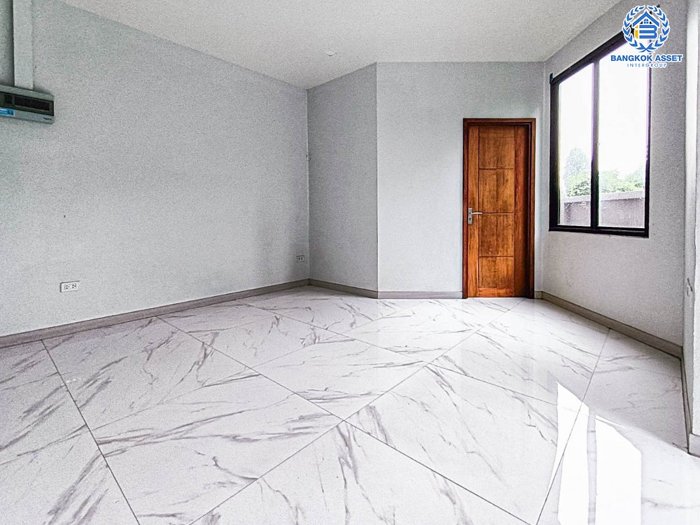 *****อาคารพาณิชย์มือหนึ่งสูง 4 ชั้น ซอยลาดพร้าว87 ลาดพร้าว หลังมุม! เนื้อที่ 37.10 ตร.ว. พร้อมฟังก์ชัน 2 ห้องนอน 5 ห้องน้ำ 2 ที่จอดรถ บ้านสวยตกแต่งครบ อยู่ในย่านที่เหมาะสำหรับทำธุรกิจ ตั้งบนทำเลดี ใกล้รถไฟฟ้าสายสีเหลือง "สถานีลาดพร้าว83" และใกล้จุดขึ้นทางด่วน "รามอินทรา-อาจณรงค์"