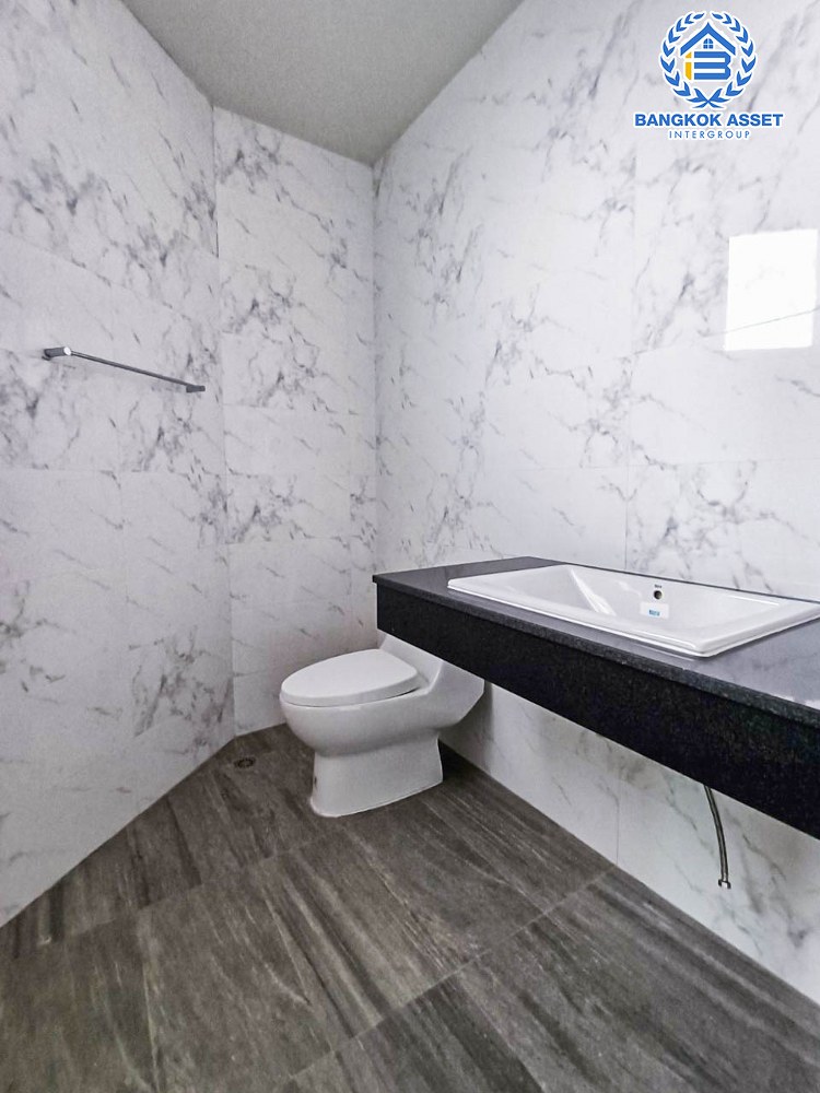 *****อาคารพาณิชย์มือหนึ่งสูง 4 ชั้น ซอยลาดพร้าว87 ลาดพร้าว หลังมุม! เนื้อที่ 37.10 ตร.ว. พร้อมฟังก์ชัน 2 ห้องนอน 5 ห้องน้ำ 2 ที่จอดรถ บ้านสวยตกแต่งครบ อยู่ในย่านที่เหมาะสำหรับทำธุรกิจ ตั้งบนทำเลดี ใกล้รถไฟฟ้าสายสีเหลือง "สถานีลาดพร้าว83" และใกล้จุดขึ้นทางด่วน "รามอินทรา-อาจณรงค์"