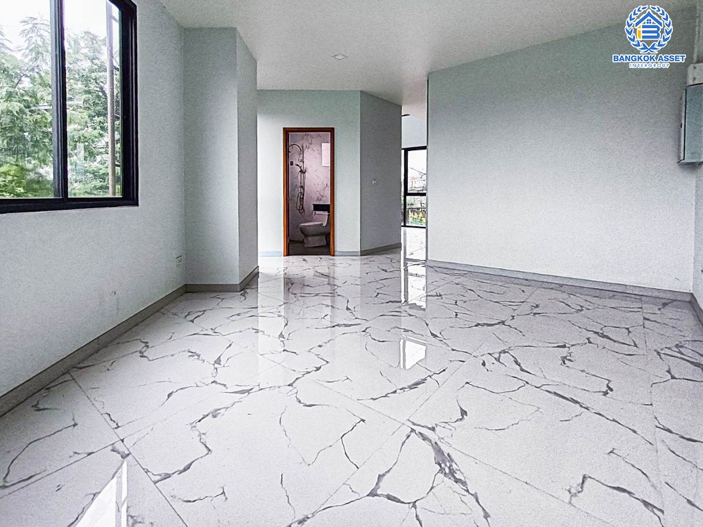 *****อาคารพาณิชย์มือหนึ่งสูง 4 ชั้น ซอยลาดพร้าว87 ลาดพร้าว หลังมุม! เนื้อที่ 37.10 ตร.ว. พร้อมฟังก์ชัน 2 ห้องนอน 5 ห้องน้ำ 2 ที่จอดรถ บ้านสวยตกแต่งครบ อยู่ในย่านที่เหมาะสำหรับทำธุรกิจ ตั้งบนทำเลดี ใกล้รถไฟฟ้าสายสีเหลือง "สถานีลาดพร้าว83" และใกล้จุดขึ้นทางด่วน "รามอินทรา-อาจณรงค์"