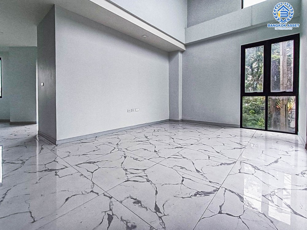 *****อาคารพาณิชย์มือหนึ่งสูง 4 ชั้น ซอยลาดพร้าว87 ลาดพร้าว หลังมุม! เนื้อที่ 37.10 ตร.ว. พร้อมฟังก์ชัน 2 ห้องนอน 5 ห้องน้ำ 2 ที่จอดรถ บ้านสวยตกแต่งครบ อยู่ในย่านที่เหมาะสำหรับทำธุรกิจ ตั้งบนทำเลดี ใกล้รถไฟฟ้าสายสีเหลือง "สถานีลาดพร้าว83" และใกล้จุดขึ้นทางด่วน "รามอินทรา-อาจณรงค์"