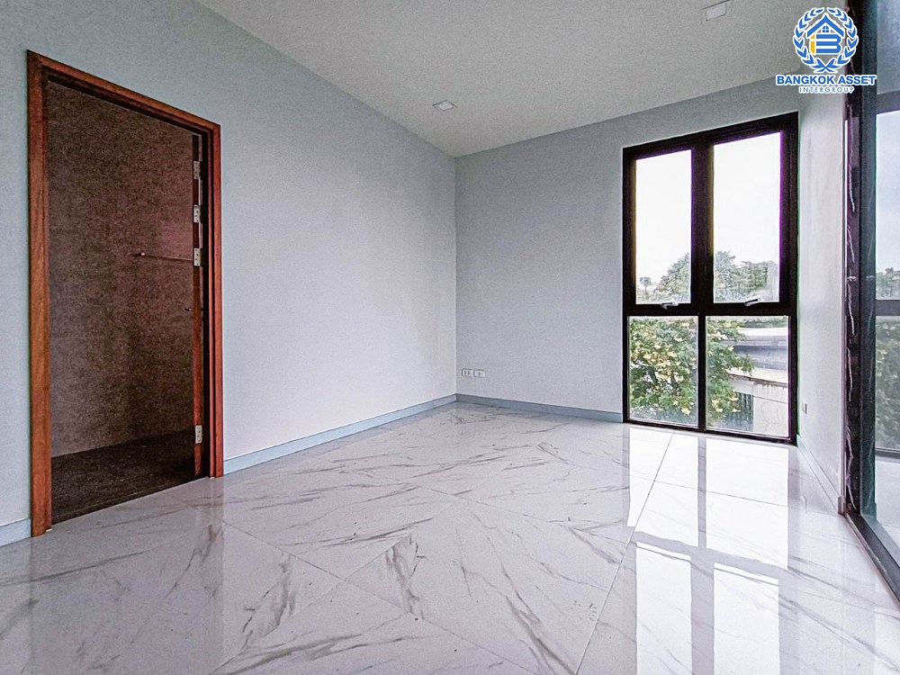 *****อาคารพาณิชย์มือหนึ่งสูง 4 ชั้น ซอยลาดพร้าว87 ลาดพร้าว หลังมุม! เนื้อที่ 37.10 ตร.ว. พร้อมฟังก์ชัน 2 ห้องนอน 5 ห้องน้ำ 2 ที่จอดรถ บ้านสวยตกแต่งครบ อยู่ในย่านที่เหมาะสำหรับทำธุรกิจ ตั้งบนทำเลดี ใกล้รถไฟฟ้าสายสีเหลือง "สถานีลาดพร้าว83" และใกล้จุดขึ้นทางด่วน "รามอินทรา-อาจณรงค์"