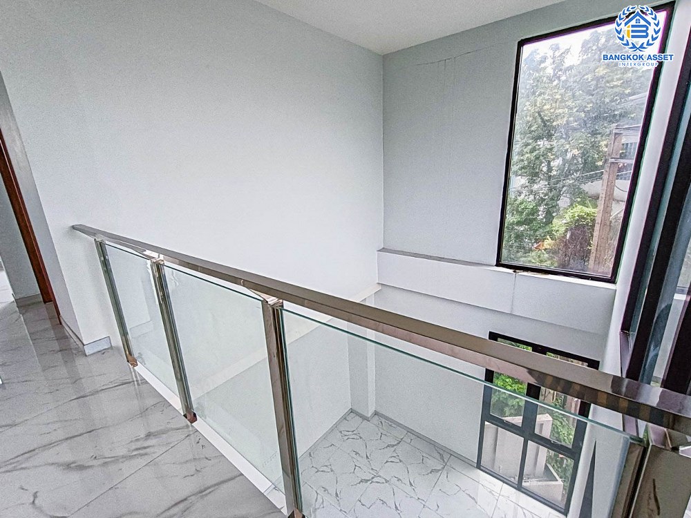 *****อาคารพาณิชย์มือหนึ่งสูง 4 ชั้น ซอยลาดพร้าว87 ลาดพร้าว หลังมุม! เนื้อที่ 37.10 ตร.ว. พร้อมฟังก์ชัน 2 ห้องนอน 5 ห้องน้ำ 2 ที่จอดรถ บ้านสวยตกแต่งครบ อยู่ในย่านที่เหมาะสำหรับทำธุรกิจ ตั้งบนทำเลดี ใกล้รถไฟฟ้าสายสีเหลือง "สถานีลาดพร้าว83" และใกล้จุดขึ้นทางด่วน "รามอินทรา-อาจณรงค์"