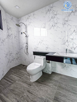 *****อาคารพาณิชย์มือหนึ่งสูง 4 ชั้น ซอยลาดพร้าว87 ลาดพร้าว หลังมุม! เนื้อที่ 37.10 ตร.ว. พร้อมฟังก์ชัน 2 ห้องนอน 5 ห้องน้ำ 2 ที่จอดรถ บ้านสวยตกแต่งครบ อยู่ในย่านที่เหมาะสำหรับทำธุรกิจ ตั้งบนทำเลดี ใกล้รถไฟฟ้าสายสีเหลือง "สถานีลาดพร้าว83" และใกล้จุดขึ้นทางด่วน "รามอินทรา-อาจณรงค์"