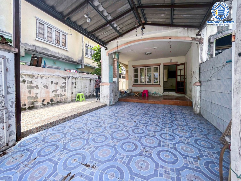 ทาวน์เฮ้าส์มือสอง โครงการ ลภาวัน11 ชัยพฤกษ์ เนื้อที่กว้าง 33.60 ตร.ว. ฟังก์ชัน 2 ห้องนอน 2 ห้องน้ำ 1 ที่จอดรถ โครงสร้างดี มีพื้นที่ด้านข้าง มีความเป็นส่วนตัว บนทำเลแห่งการเดินทาง เชื่อมต่อถนนติวานนท์, ถนนรัตนาธิเบศร์ ใกล้รถไฟฟ้าสายสีม่วง "สถานีบางพลู" และจุดขึ้นทางด่วน "แจ้งวัฒนะ"