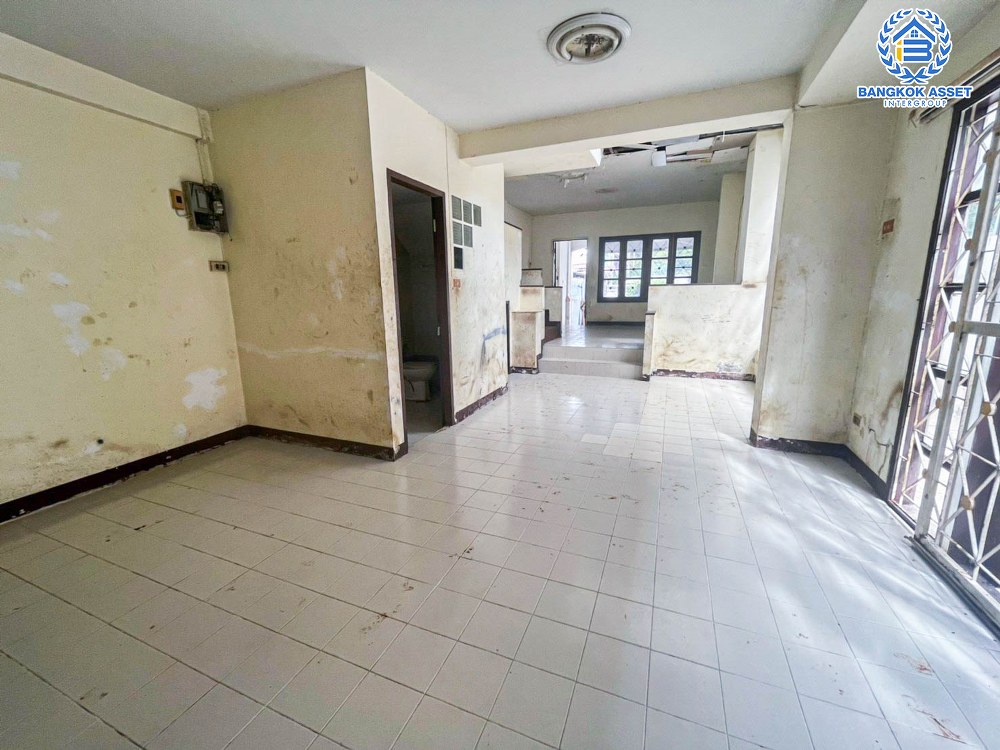 ทาวน์เฮ้าส์มือสอง โครงการ ลภาวัน11 ชัยพฤกษ์ เนื้อที่กว้าง 33.60 ตร.ว. ฟังก์ชัน 2 ห้องนอน 2 ห้องน้ำ 1 ที่จอดรถ โครงสร้างดี มีพื้นที่ด้านข้าง มีความเป็นส่วนตัว บนทำเลแห่งการเดินทาง เชื่อมต่อถนนติวานนท์, ถนนรัตนาธิเบศร์ ใกล้รถไฟฟ้าสายสีม่วง "สถานีบางพลู" และจุดขึ้นทางด่วน "แจ้งวัฒนะ"