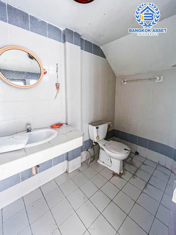 ทาวน์เฮ้าส์มือสอง โครงการ ลภาวัน11 ชัยพฤกษ์ เนื้อที่กว้าง 33.60 ตร.ว. ฟังก์ชัน 2 ห้องนอน 2 ห้องน้ำ 1 ที่จอดรถ โครงสร้างดี มีพื้นที่ด้านข้าง มีความเป็นส่วนตัว บนทำเลแห่งการเดินทาง เชื่อมต่อถนนติวานนท์, ถนนรัตนาธิเบศร์ ใกล้รถไฟฟ้าสายสีม่วง "สถานีบางพลู" และจุดขึ้นทางด่วน "แจ้งวัฒนะ"