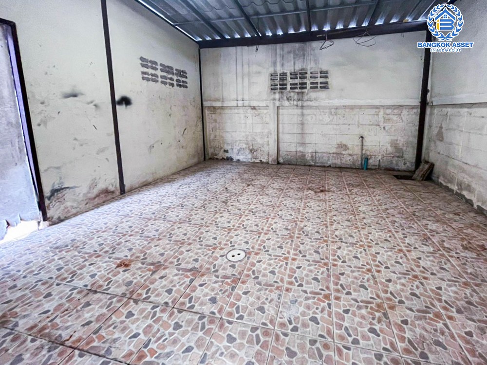 ทาวน์เฮ้าส์มือสอง โครงการ ลภาวัน11 ชัยพฤกษ์ เนื้อที่กว้าง 33.60 ตร.ว. ฟังก์ชัน 2 ห้องนอน 2 ห้องน้ำ 1 ที่จอดรถ โครงสร้างดี มีพื้นที่ด้านข้าง มีความเป็นส่วนตัว บนทำเลแห่งการเดินทาง เชื่อมต่อถนนติวานนท์, ถนนรัตนาธิเบศร์ ใกล้รถไฟฟ้าสายสีม่วง "สถานีบางพลู" และจุดขึ้นทางด่วน "แจ้งวัฒนะ"