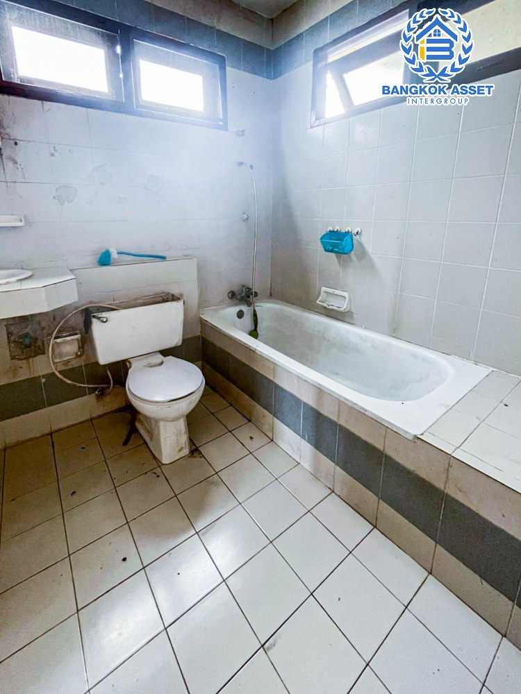 ทาวน์เฮ้าส์มือสอง โครงการ ลภาวัน11 ชัยพฤกษ์ เนื้อที่กว้าง 33.60 ตร.ว. ฟังก์ชัน 2 ห้องนอน 2 ห้องน้ำ 1 ที่จอดรถ โครงสร้างดี มีพื้นที่ด้านข้าง มีความเป็นส่วนตัว บนทำเลแห่งการเดินทาง เชื่อมต่อถนนติวานนท์, ถนนรัตนาธิเบศร์ ใกล้รถไฟฟ้าสายสีม่วง "สถานีบางพลู" และจุดขึ้นทางด่วน "แจ้งวัฒนะ"