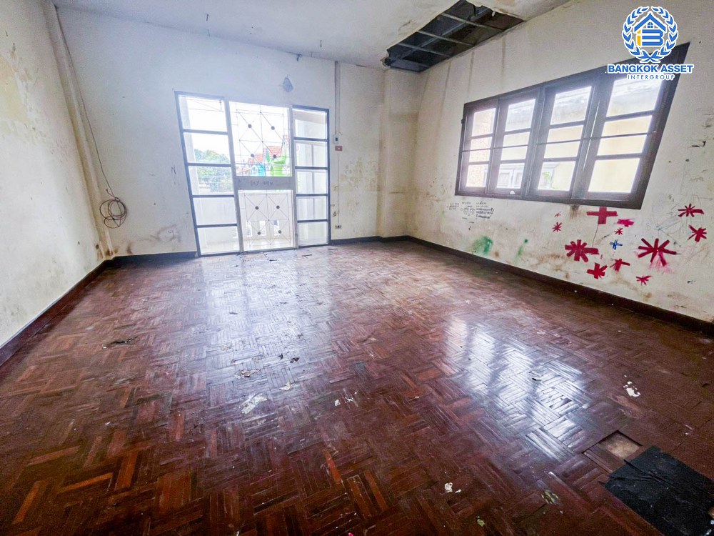 ทาวน์เฮ้าส์มือสอง โครงการ ลภาวัน11 ชัยพฤกษ์ เนื้อที่กว้าง 33.60 ตร.ว. ฟังก์ชัน 2 ห้องนอน 2 ห้องน้ำ 1 ที่จอดรถ โครงสร้างดี มีพื้นที่ด้านข้าง มีความเป็นส่วนตัว บนทำเลแห่งการเดินทาง เชื่อมต่อถนนติวานนท์, ถนนรัตนาธิเบศร์ ใกล้รถไฟฟ้าสายสีม่วง "สถานีบางพลู" และจุดขึ้นทางด่วน "แจ้งวัฒนะ"