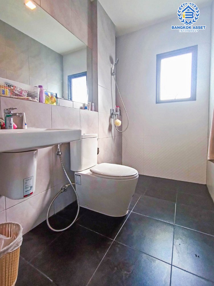 *****บ้านเดี่ยวมือสอง โครงการ เวนิว ติวานนท์-รังสิต เนื้อที่ 50.30 ตร.ว. ฟังก์ชัน 3 ห้องนอน 3 ห้องน้ำ 2 ที่จอดรถ พื้นที่รอบบ้านกว้าง ต่อเติมพร้อมอยู่ บนทำเลแห่งการเดินทาง เชื่อมต่อถนนติวานนท์, ถนนศรีสมาน, ถนนปทุมธานี-บางปะอิน ใกล้รถไฟฟ้าสายสีแดง "สถานีรังสิต" และจุดขึ้นทางด่วน "ศรีรัช"