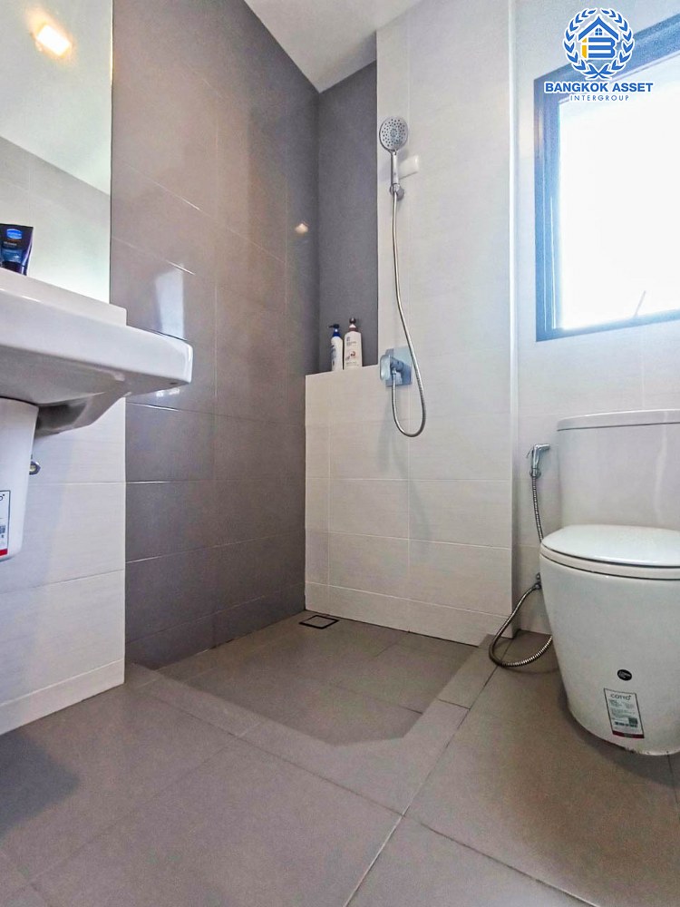 *****บ้านเดี่ยวมือสอง โครงการ เวนิว ติวานนท์-รังสิต เนื้อที่ 50.30 ตร.ว. ฟังก์ชัน 3 ห้องนอน 3 ห้องน้ำ 2 ที่จอดรถ พื้นที่รอบบ้านกว้าง ต่อเติมพร้อมอยู่ บนทำเลแห่งการเดินทาง เชื่อมต่อถนนติวานนท์, ถนนศรีสมาน, ถนนปทุมธานี-บางปะอิน ใกล้รถไฟฟ้าสายสีแดง "สถานีรังสิต" และจุดขึ้นทางด่วน "ศรีรัช"