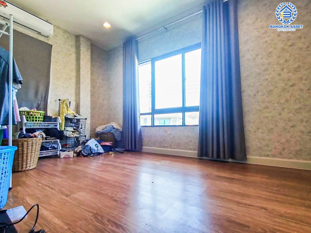 *****บ้านเดี่ยวมือสอง โครงการ เวนิว ติวานนท์-รังสิต เนื้อที่ 50.30 ตร.ว. ฟังก์ชัน 3 ห้องนอน 3 ห้องน้ำ 2 ที่จอดรถ พื้นที่รอบบ้านกว้าง ต่อเติมพร้อมอยู่ บนทำเลแห่งการเดินทาง เชื่อมต่อถนนติวานนท์, ถนนศรีสมาน, ถนนปทุมธานี-บางปะอิน ใกล้รถไฟฟ้าสายสีแดง "สถานีรังสิต" และจุดขึ้นทางด่วน "ศรีรัช"