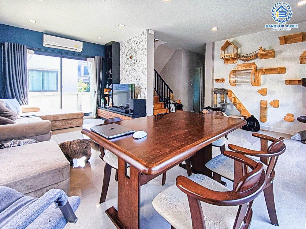 *****บ้านเดี่ยวมือสอง โครงการ เวนิว ติวานนท์-รังสิต เนื้อที่ 50.30 ตร.ว. ฟังก์ชัน 3 ห้องนอน 3 ห้องน้ำ 2 ที่จอดรถ พื้นที่รอบบ้านกว้าง ต่อเติมพร้อมอยู่ บนทำเลแห่งการเดินทาง เชื่อมต่อถนนติวานนท์, ถนนศรีสมาน, ถนนปทุมธานี-บางปะอิน ใกล้รถไฟฟ้าสายสีแดง "สถานีรังสิต" และจุดขึ้นทางด่วน "ศรีรัช"